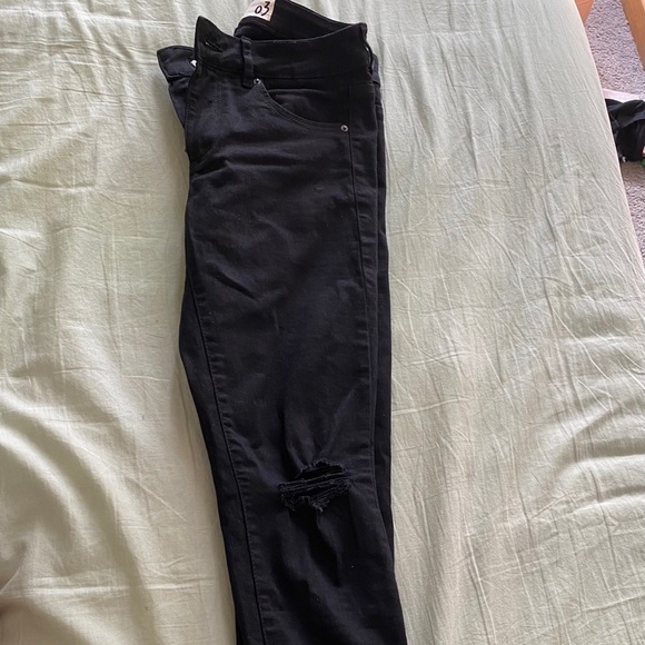 Black jeans with knee rips - Picture 2 of 3